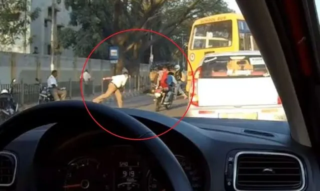 ଜୋତା ଫୋପାଡିଲେ ପୋଲିସ୍ ବାବୁ ! ହେଲମେଟ୍ ନ ପିନ୍ଧି ରାସ୍ତାରେ ଯାଉଥିବା ଯୁବକଙ୍କ ଉପରକୁ ଜୋତା ଫୋପାଡିଲେ ଟ୍ରାଫିକ ପୋଲିସ୍ ।