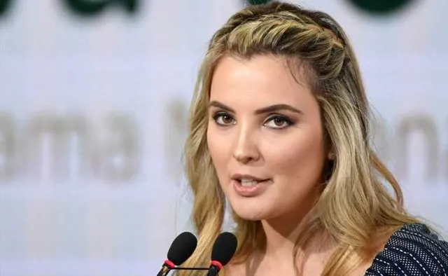 କୁକୁର ପାଇଁ ପାଣିକୁ ଡେଇଁଲେ ରାଷ୍ଟ୍ରପତିଙ୍କ ପତ୍ନୀ ! ସୋସିଆଲ୍ ମିଡିଆରେ ଫଟୋ ପୋଷ୍ଟ୍ କରି ଟ୍ରୋଲ୍ ହେଲେ ମାର୍ସେଲା ।