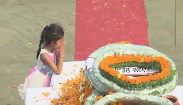 ‘ମୋ ବାପା ତାରା ହୋଇଗଲେ’ ! ସହିଦ ପିତାଙ୍କୁ ଦେଖିବା ପରେ କୁନି ଝିଅର ଏହି କଥା ଶୁଣି ସ୍ତବ୍ଧ ହୋଇଗଲା ପରିବେଶ ।