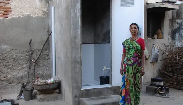 ନିଜ ଶୌଚାଳୟ ସହ ସେଲଫି ନପଠାଇଲେ ଦରମା ପାଇବେନି ସରକାରୀ କର୍ମଚାରୀ ! ସ୍ୱଚ୍ଛତା ଅଭିଯାନ ପାଇଁ ଜିଲ୍ଲାପାଳଙ୍କ ନିଆରା ପଦକ୍ଷେପ ।