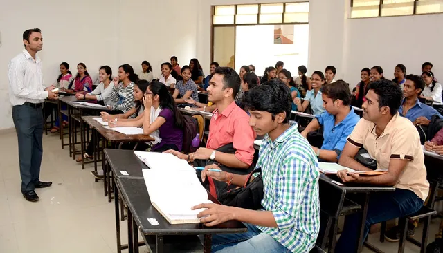 ବିଶ୍ୱବିଦ୍ୟାଳୟରେ ଅଧ୍ୟାପକ ନିଯୁକ୍ତି ପାଇଁ ନୂଆ ନିୟମ ! ୨୦୨୧ ପର ଠାରୁ ୟୁନିଭରସିଟିରେ ପାଠ ପଢାଇବା ପାଇଁ ପିଏଚଡି ଆବଶ୍ୟକ ।