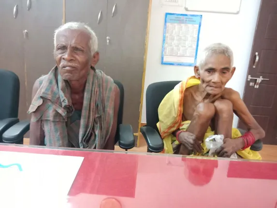 ଦିନ ଦିପହର ଖରାରେ ସ୍ତ୍ରୀକୁ ଧରି ଥାନାରେ ବୃଦ୍ଧ ! ବାଡିରେ ଥିବା ବାଉଁଶ କାଟିବାରୁ ବାପା ମା’ଙ୍କୁ ପିଟିଲା ପୁଅ ।