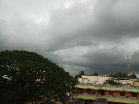 ଅସ୍ତରଙ୍ଗରେ କାଳବୈଶାଖୀ ତାଣ୍ଡବ ! ବର୍ଷା ସହ ପ୍ରବଳ ବେଗରେ ବହିଲା ପବନ, ବିଭିନ୍ନ ସ୍ଥାନରେ ଗଛ ପଡି ରାସ୍ତା ଅବରୋଧ