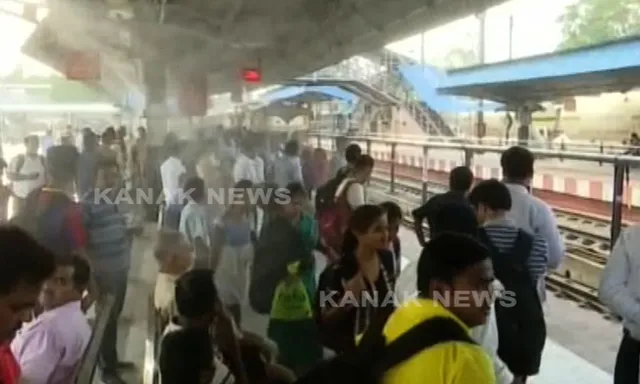 ସମ୍ବଲପୁର ଷ୍ଟେସନରେ ତାତିରୁ ତ୍ରାହି ପାଇଁ ଉଦ୍ୟମ ! ଯାତ୍ରୀଙ୍କ ଉପରେ କରାଯାଉଛି ଜଳ ସିିଂଚନ