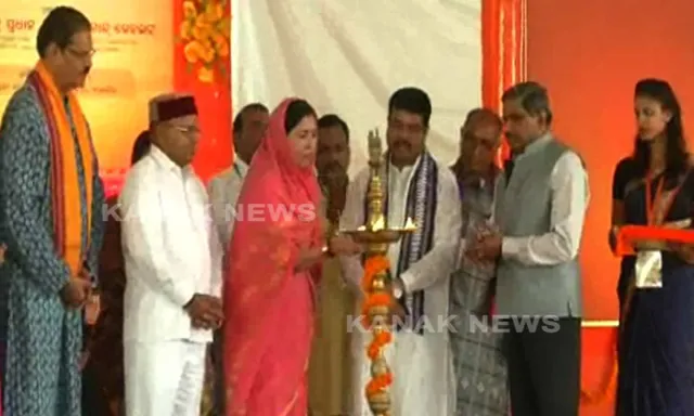 ବଲାଙ୍ଗୀରରେ ଏଲପିଜି ବଟଲିଂ ପ୍ଲାଣ୍ଟର ଭିତିପ୍ରସ୍ତର ସ୍ଥାପନ କଲେ କେନ୍ଦ୍ର ପେଟ୍ରୋଲିୟମ ମନ୍ତ୍ରୀ ଧର୍ମେନ୍ଦ୍ର ପ୍ରଧାନ ! ୧୪ଟି ଜିଲ୍ଲାକୁ ଯୋଗାଣ ହେବ ଏଲପିଜି, ଖର୍ଚ୍ଚ ହେବ ୧୦୩ କୋଟି ଟଙ୍କା