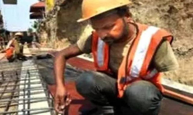 ଗୋଟିଏ ହାତ ନାହିଁ ! ତଥାପି ସେ ହାର ମାନିନାହାନ୍ତି, ପରିବାର ପ୍ରତିପୋଷଣ ପାଇଁ ଦିନରାତି କରୁଛନ୍ତି ରାସ୍ତାକାମ ।