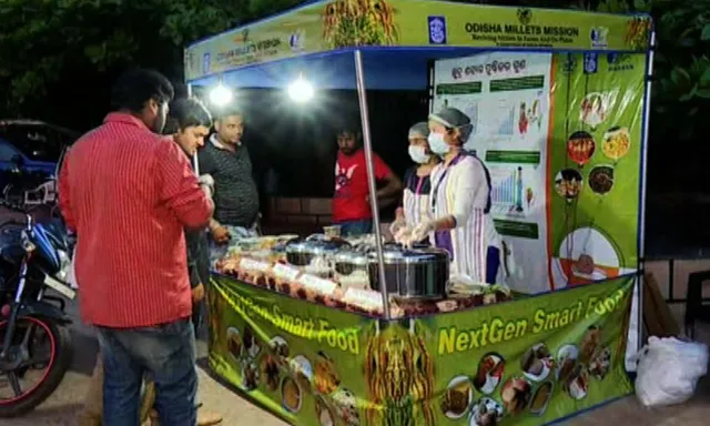 ସ୍ମାର୍ଟ ସିଟିରେ ସ୍ମାର୍ଟ ଫୁଡ୍ ! ରାଜଧାନୀରେ ବିକ୍ରି ହେଉଛି ମାଣ୍ଡିଆ ବରା ସାଙ୍ଗକୁ କାଙ୍ଗୁରେ ତିଆରି ଖୀରି ।