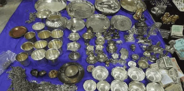 ସ୍ୱଳ୍ପ ଦରମାରେ କୋଟି କୋଟି ଟଙ୍କାର ମାଲିକ ହୋଇ ବସିଥିଲେ ଏହି କର୍ମଚାରୀ ! ଧରାପଡିବାରୁ ଏବେ ଜେଲର ଚାରିକାନ୍ଥ ଭିତରେ କଏଦ୍ ହୋଇପଡିରହିଛନ୍ତି ।