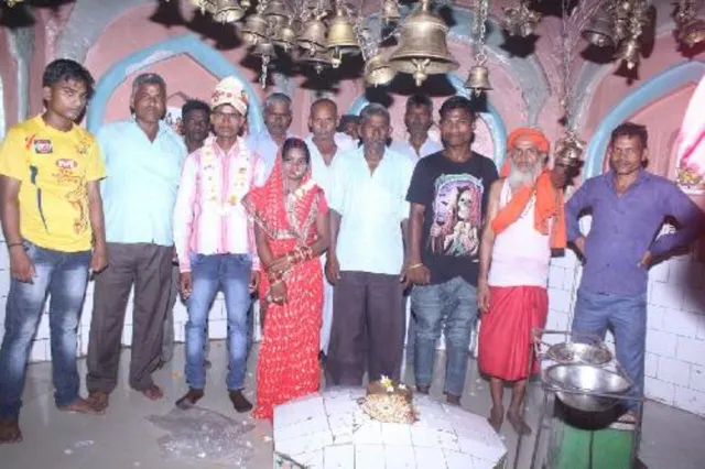 ଅନାଥ ହିନ୍ଦୁ ଝିଅର ସାହାରା ହେଲେ ମୁସଲମାନ ପରିବାର ! ମନ୍ଦିରରେ ଧୁମଧାମରେ କରାଇଲେ ବିବାହ