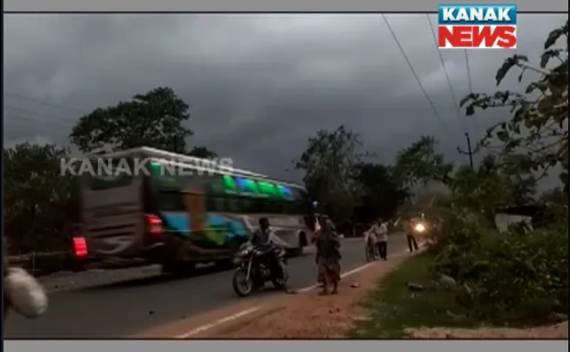 ଭୁବନେଶ୍ୱରରେ କାଳବୈଶାଖୀର ତାଣ୍ଡବ । ଘଂଟାଏ ବର୍ଷା ସାଙ୍ଗକୁ ଭିଷଣ ଝଡତୋଫାନ । ୫୦ରୁ ୬୦ କିମି ବେଗରେ ପବନ ବୋହିବା ସହ ବିଭିନ୍ନ ସ୍ଥାନରେ ଭାଙ୍ଗି ପଡିଛି ଗଛ