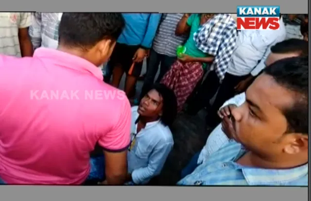 କମେଂଟ ମାରି ଛେଚା ଖାଇଲେ ଯୁବକ ! ଛାତ୍ରୀଙ୍କୁ କମେଂଟ୍ ମାରିବା ସହ ଅଶ୍ଳୀଳ ଇଙ୍ଗିତ କରିବାରୁ ୩ଜଣ ଯୁବକଙ୍କୁ ନିର୍ଧୁମ ପିଟିଲେ ସ୍ଥୀନୀୟ ଲୋକେ