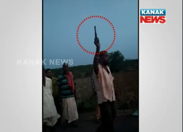 ଯାତ୍ରୀଙ୍କୁ ବଂଚାଇଦେଲା ସାହାସୀ ଡ୍ରାଇଭରଙ୍କ ଉପସ୍ଥିତ ବୁଦ୍ଧି । ଚଳନ୍ତା ବସରୁ ଡେଇଁ ଲୁଟେରାଠାରୁ ଛଡାଇ ଆଣିଲେ ବନ୍ଧୁକ । ଗାଡି ଛାଡି ଚମ୍ପଟ ମାରିଲେ ଦୁର୍ବୃତ୍ତ