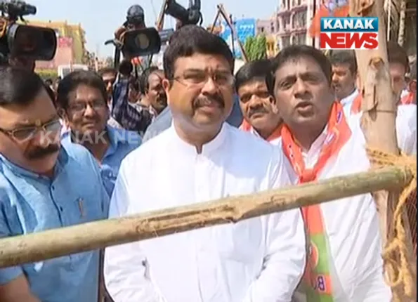 ବମିଖାଲ ଓଭରବ୍ରିଜ୍ ଦୁର୍ଘଟଣା: ଠିକା ସଂସ୍ଥା ଉପରେ ପ୍ରଶ୍ନ ଉଠାଇଲେ କେନ୍ଦ୍ରମନ୍ତ୍ରୀ ଧର୍ମେନ୍ଦ୍ର ପ୍ରଧାନ । ବିଶ୍ୱସ୍ତରୀୟ ସଂସ୍ଥା ଦ୍ୱାରା ଦୁର୍ଘଟଣାର ଯାଂଚ ଓ ଦୋଷୀଙ୍କ ବିରୋଧରେ କାର୍ଯ୍ୟାନୁଷ୍ଠାନ ଦାବି