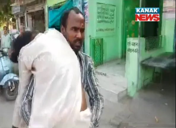 ଉତ୍ତରପ୍ରଦେଶ ବଦାଉଁରେ ଦାନ ମାଝି ଘଟଣାର ପୁନରାବୃତ୍ତି : ଆମ୍ବୁଲାନ୍ସ ମିଳିଲାନି, ହସ୍ପିଟାଲରୁ ମୃତ ପତ୍ନୀଙ୍କୁ କାନ୍ଧରେ ବୋହିଲେ ସ୍ୱାମୀ, ଦୋଷ ଖସାଇଲେ କର୍ତ୍ତୃପକ୍ଷ