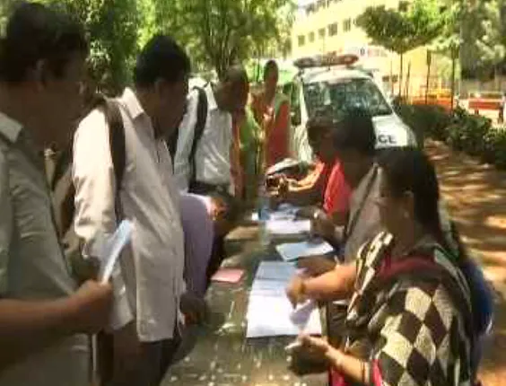 କିଏ ଜିତିବ କର୍ଣ୍ଣାଟକ : ୨୨୨ ବିଧାନସଭା ଆସନ ପାଇଁ ଭୋଟିଂ ଆରମ୍ଭ,ପାଂଚ କୋଟି ଭୋଟର ନିର୍ଣ୍ଣୟ କରିବେ ପ୍ରାର୍ଥୀଙ୍କ ଭାଗ୍ୟ । ମୋଦି ଓ ରାହୁଲଙ୍କ ପାଇଁ ସମ୍ମାନର ଲଢେଇ