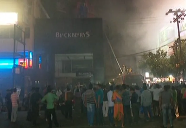 ଭୁବନେଶ୍ୱରର ସୋରୁମରେ ଅଗ୍ନିକାଣ୍ଡ ! ମାଷ୍ଟରକ୍ୟାଂଟିନ୍ ବ୍ଲାକବେରୀ ସୋରୁମରେ ଘଂଟାଏ ଧରି ନିଆଁ