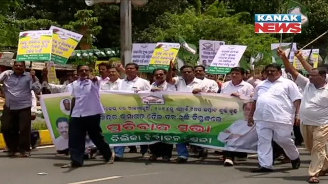 ତେଲ ଦର ବୃଦ୍ଧି ପ୍ରତିବାଦରେ ବିଜେଡିର ଜୋରଦାର ଆନ୍ଦୋଳନ ! ରାଜଭବନ ସମ୍ମୁଖରେ ଧାରଣା, କେନ୍ଦ୍ର ବିରୋଧରେ ବର୍ଷିଲେ ବିଜେଡି ନେତା ।