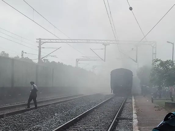 କେନ୍ଦୁଝର-ଭୁବନେଶ୍ୱର ଫାଷ୍ଟ ପାସେଞ୍ଜର ଟ୍ରେନରେ ଭୟାବହ ଅଗ୍ନିକାଣ୍ଡ: ଲଗେଜ ବଗିରେ ଲାଗିଲା ନିଆଁ । କାରଣ ଅସ୍ପଷ୍ଟ