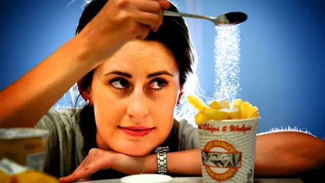 ଖାଦ୍ୟରେ ଅଧିକ ପରିମାଣରେ ଲୁଣ ଖାଉଛନ୍ତି କି ? ସାବଧାନ ଅଧିକ ଲୁଣ ଖାଇବା ଆପଣଙ୍କ ପାଇଁ ମହଙ୍ଗା ସାବ୍ୟସ୍ତ ହୋଇପାରେ । 