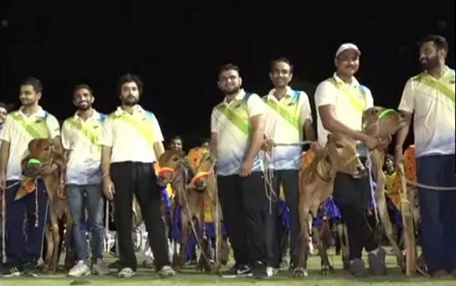 ନିଆରା କ୍ରିକେଟ ମ୍ୟାଚ ! ଯେଉଁଠି ମ୍ୟାନ ଅଫ ଦ ମ୍ୟାଚ ପୁରସ୍କାରରେ ଦିଆଗଲା ଗାଈ ଏବଂ ସବୁ ଖେଳାଳୀମାନଙ୍କୁ ଗୋଟିଏ ଲେଖାଏଁ ବାଛୁରୀ ।