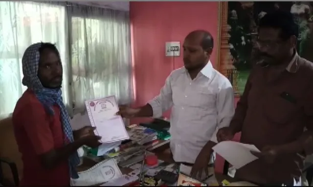 ଟଙ୍କା ପାଇଁ ମେଧାବୀ ଛାତ୍ରଙ୍କ ଭବିଷ୍ୟତ ସହ ଖେଳ ! ଖବର ପ୍ରସାରିତ ହେବା ପରେ ସାର୍ଟିଫିକେଟ ଫେରାଇଲେ କଲେଜ କର୍ତ୍ତୃପକ୍ଷ ।