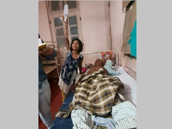 ବାପା ପାଇଁ ଷ୍ଟାଣ୍ଡ ସାଜିଲା କୁନିଝିଅ । ସାଲାଇନ ବୋତଲ ଧରାଇଦେଲେ ଡାକ୍ତର । ବାପାର ଜୀବନ ବଂଚାଇବା ପାଇଁ ଦୀର୍ଘ ୨ ଘଂଟା କାଳ ଠିଆ ହୋଇରହିଲା ୭ବର୍ଷର ଝିଅ