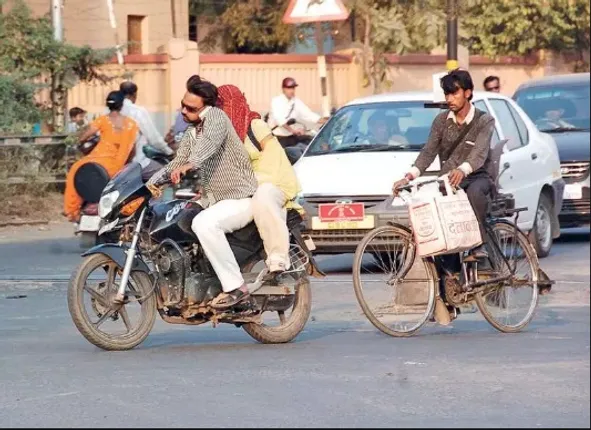 ଗାଡ଼ିଚାଳକ ସାବଧାନ ! ଏଣିକି ଗାଡ଼ି ଚଲାଇବା ବେଳେ ମୋବାଇଲ ବ୍ୟବହାର କଲେ ରଦ୍ଦ ହେବ ଡ୍ରାଇଭିଂ ଲାଇସେନ୍ସ, ହାଇକୋର୍ଟ ଦେଲେ ନିର୍ଦ୍ଦେଶ