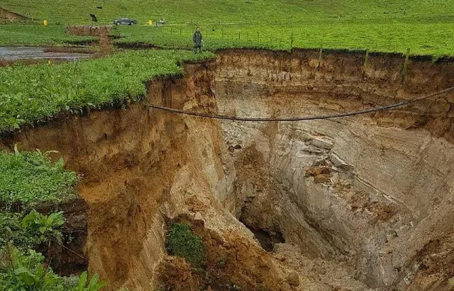 ମାଡି ଆସୁଛି ବିପଦ, ଫାଟିଲାଣି ପୃଥିବୀ ! ୬ମହଲା ବିଲ୍ଡିଂ ଗଭୀରତାର ସୃଷ୍ଟି ହେଲା ଫାଟ ।