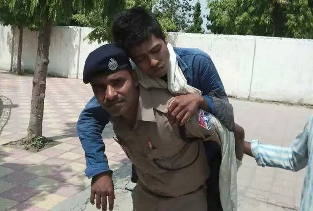 ମହାନତାର ପରିଚୟ ଦେଲେ ଆରପିଏଫ୍ ଯବାନ ! ପିଠିରେ ବସାଇ ରୋଗୀକୁ ନେଲେ ଡାକ୍ତରଖାନା ।