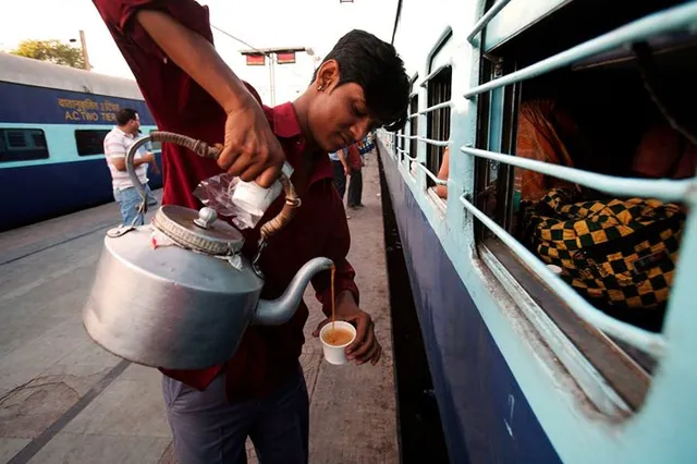 କ୍ୟାମେରାରେ କଏଦ୍ ହେଲା ରେଳବାଇର କଳା ସତ ! ଟଏଲେଟ୍ ପାଣିରେ ଚା ପ୍ରସ୍ତୁତ କରୁଥିବାର ଭିଡିଓ ଭାଇରାଲ୍ ।