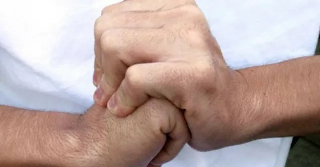 ବାରମ୍ବାର ଆଙ୍ଗୁଠି ଫୁଟାଇବା ଭଳି ଅଭ୍ୟାସ ରଖିଛନ୍ତି କି ? ସାବଧାନ ହୋଇପାରେ ଏହି ସମସ୍ୟା ।