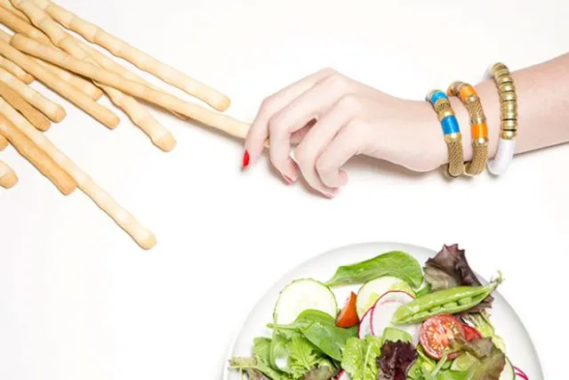 ଅଧିକ ଡାଏଟିଂ କରୁଥିବା ମହିଳା ହୋଇଯାଆନ୍ତୁ ସାବଧାନ : ଓଜନ କମ କରିବା ଚକ୍କରରେ ଉପୁଜିପାରେ ଏହି ଶାରୀରିକ ସମସ୍ୟା