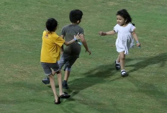 ଚେନ୍ନାଇ ସୁପର୍ କିଙ୍ଗସ୍ ବିଜୟରେ ନାଚିଲେ ବଚ୍ଚା ପାର୍ଟି ! ଡାଡିଙ୍କ ସହ କଲେ ମସ୍ତି ।