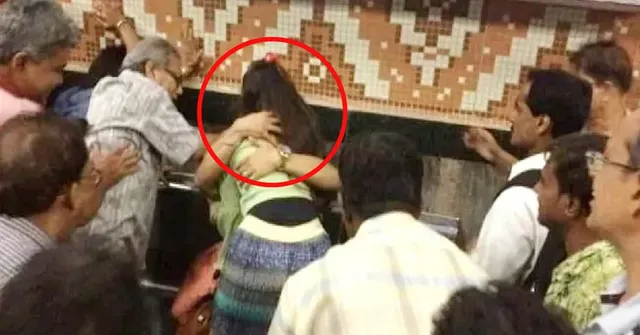 ମେଟ୍ରୋରେ ଆଲିଙ୍ଗନ କରି ହଟହଟ୍ଟା ହେଲେ ପ୍ରେମୀଯୁଗଳ ! ଲୋକ ତାତିଲେ ମାଡ ମାରିଲେ ।