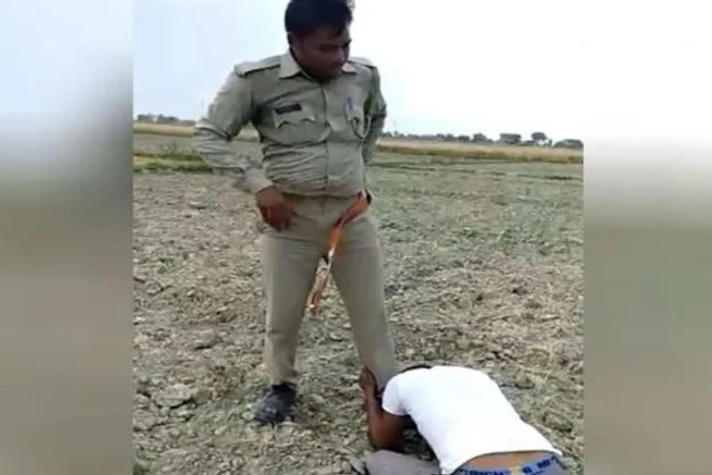 ପୋଲିସ୍ ପୋଷାକରେ ଗୁଣ୍ଡା ! ଯୁବକଙ୍କୁ ବେଲ୍ଟରେ ପିଟି ଜୋତା ତଳେ ନାକ ରଗଡାଇଲେ,ଭିଡିଓ ହେଲା ଭାଇରାଲ୍ ।