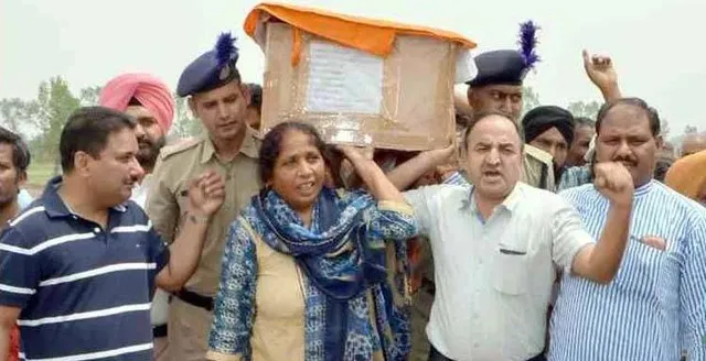 ବୀର ସନ୍ତାନର ସାହାସୀ ମା’! ଯେତେବେଳେ ଦେଶ ମାତୃଦିବସ ପାଳୁଥିଲା ନିଜ ସହିଦ୍ ପୁଅର ମରଶରୀରକୁ ଧରି ଜୟହିନ୍ଦର ଡାକରା ଦେଉଥିଲେ ଏହି ମା’ ।