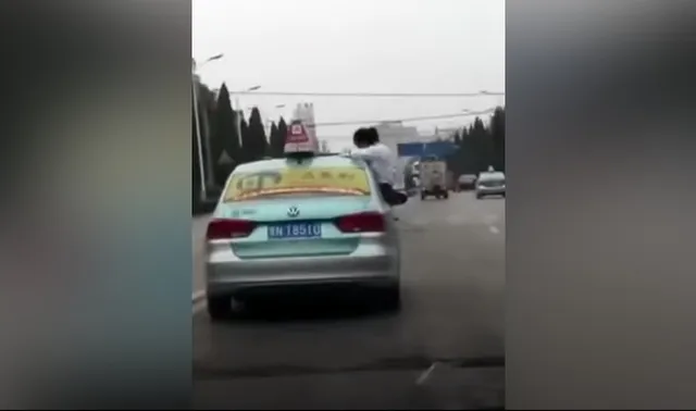 ବାପା କଥା ହେଉଥିଲେ ଫୋନରେ ! ଚଳନ୍ତା କାରର ଛାତ ଉପରେ କୁନି ଝିଅ କରୁଥିଲା ହୋମୱାର୍କ, ଭିଡିଓ ହେଲା ଭାଇରାଲ ।