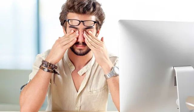 କମ୍ପ୍ୟୁଟରରେ ଅଧିକ ସମୟ ବସି କାମ କରୁଛନ୍ତି କି ? ଆପଣାନ୍ତୁ ଏହି ଉପାୟ ଯାହାଦ୍ୱାରା ଆଖି ଜଳିବା ବନ୍ଦ ହେବ ।