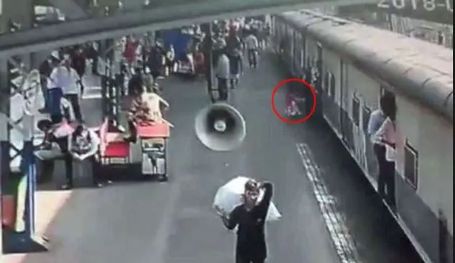 ଯବାନଙ୍କ ସାହାସିକତା ଯୋଗୁଁ ବଞ୍ଚିଗଲା ଶିଶୁ! ଟ୍ରେନ୍ ତଳେ ପଡିଥିବା ଶିଶୁକୁ ଉଦ୍ଧାର କଲେ ଯବାନ ।