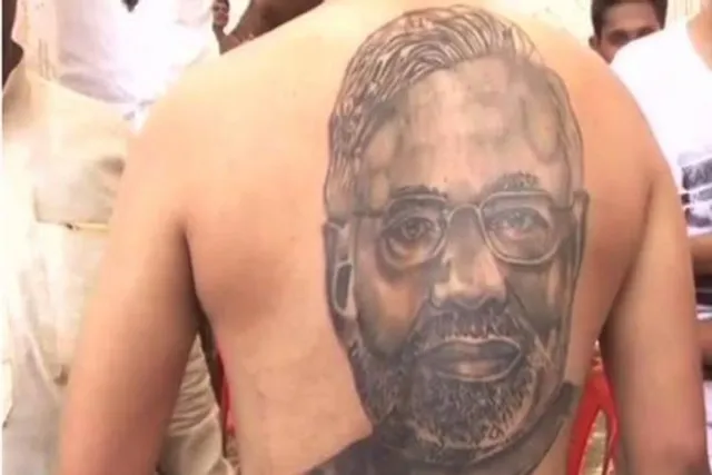 ମଝି ସଭାରେ ଯୁବକଙ୍କୁ ଗୁହାରୀ କଲେ ମୋଦି ! କହିଲେ ଦୟାକରି ସାର୍ଟ ପିନ୍ଧିନିଅନ୍ତୁ ।  