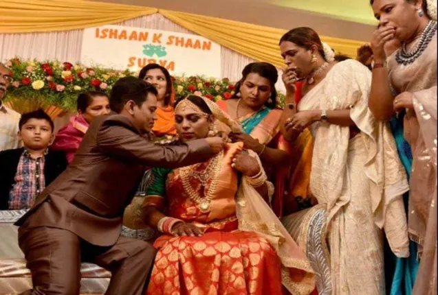 ଏମିତି ବାହାଘର ଯାହା ଆପଣଙ୍କୁ କରିଦେବ ଆଶ୍ଚର୍ଯ୍ୟ । ପୁଅ ବନିଲା ଝିଅ ଆଉ ଝିଅ ସାଜିଲା ପୁଅ । ଲିଙ୍ଗ ପରିବର୍ତ୍ତନ କରି ବନିଲେ ଜୀବନ ସାଥୀ ।