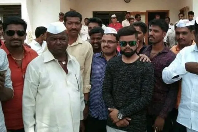 ଲୋକଙ୍କୁ ଭୂଆଁ ବୁଲାଇଲେ ନେତା ! ପୋଷ୍ଟରରେ କୋହଲିଙ୍କ ଫଟୋ, ଆଣିଲେ ଡୁପ୍ଲିକେଟ ।