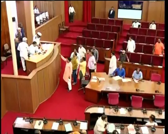 ଚାଷୀ ପ୍ରସଙ୍ଗକୁ ନେଇ ଆଜି ଉଠିଲା ପଡିଲା ବିଧାନସଭା । ମରୁଡି ସହାୟତାରେ ତ୍ରୁଟି ଅଭିଯୋଗ କରି ବିରୋଧୀଙ୍କ ହଙ୍ଗାମା । ବାରମ୍ବାର ଗୃହ ମୂଲତବୀ