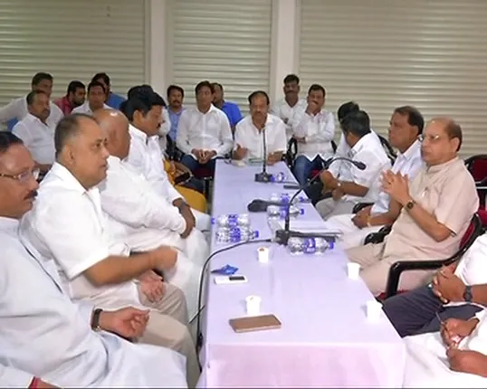 ମହାନଦୀକୁ ନେଇ ବିଜେଡିରେ ଦ୍ୱନ୍ଦ୍ୱ ! ମନ୍ତ୍ରୀ ସୂର୍ଯ୍ୟପାତ୍ରଙ୍କ ସୂଚନାକୁ ଖଣ୍ଡନ କଲେ ସାଂସଦ ପ୍ରତାପ ଦେବ । କହିଲେ, ମହାନଦୀ ସାମବେଶ ନେଇ ପ୍ରେସମିଟର ଦିଆଯିବ ସୂଚନା