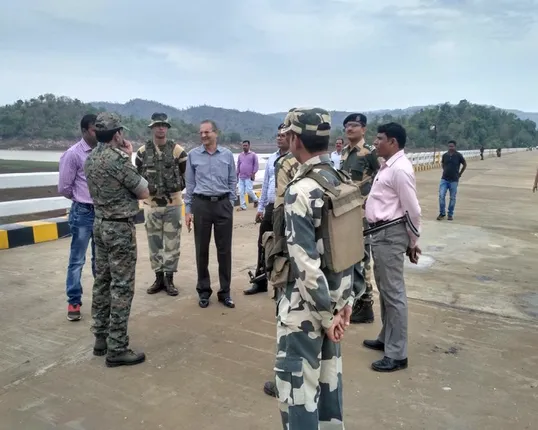 ସରିଲା ଗୁରୁପ୍ରିୟା ବଢ଼ିଲା ସୁରକ୍ଷା : ସେତୁର ସମୀକ୍ଷା କଲେ ଆଇଜି ଅପରେସନ ଆରପି କୋଚେ, ଲାଲଗଡରେ ବିଛିନ୍ନାଂଚଳକୁ ସଂଯୋଗ କରୁଥିବା ସେତୁର ସୁରକ୍ଷା ପୁଲିସ ପାଇଁ ଚ୍ୟାଲେଞ୍ଜ