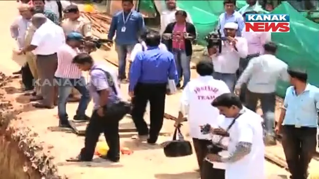 ବମିଖାଲ ଓଭରବ୍ରିଜ୍ ଭୁଶୁଡି ପଡିବା ପରେ ଆରମ୍ଭ ହେଲା ଛାନଭିନ : ଦୁର୍ଘଟଣା ସ୍ଥଳରେ ଫରେନସିକ ଟିମର ୮ ଜଣିଆ ଦଳ, ରକ୍ତ ନମୂନା ସଂଗ୍ରହ ସହ ପାରିପାଶ୍ୱିର୍କ ସ୍ଥିତିର କଲେ ଭିଡିଓ ଗ୍ରାଫି ଓ ଫଟୋଗ୍ରାଫି