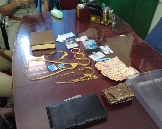 ଏକ୍ସପ୍ରେସରୁ ଲୁଟ୍ ହୋଇଥିବା ସୁନା ଅଳଙ୍କାର ଜବତ । କୋଣାର୍କ ଏକ୍ସପ୍ରେସରେ ବିଶାଖାପାଟଣାରୁ ଭୁବନେଶ୍ୱର ଫେରୁଥିବାବେଳେ ଯୁବତୀଙ୍କଠାରୁ ହୋଇଥିଲା ଲୁଟ୍