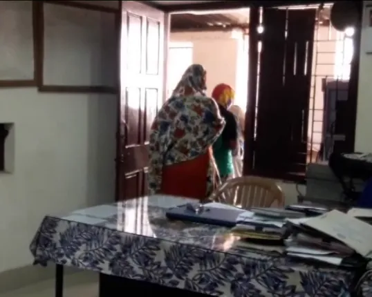 ବିଶ୍ୱାସ ନହେଲେ ବି ସତ ! ଦେହବେପାରରେ ପୂରା ପରିବାର । ଅନୁଗୁଳରେ ପରିବାର ଚଳାଉଥିଲେ ସେକ୍ସ ରାକେଟ । ପୋଲିସ ରେଡ ପରେ ସାମ୍ନାକୁ ଆସିଲା ସତ