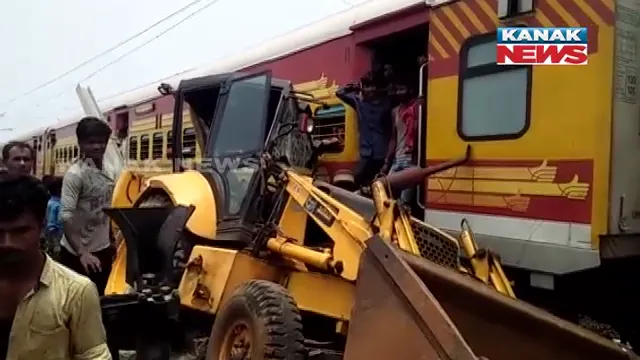 ଅଳ୍ପକେ ବର୍ତ୍ତିଲା ଏକ୍ସପ୍ରେସ ଟ୍ରେନ : ହରିଦାସପୁର ଷ୍ଟେସନ ପାଖରେ ରେଳଲାଇନ ପାର ହେବା ବେଳେ ମଝି ଟ୍ରାକରେ ଅଟକିଲା ଜେସିବି, ଦୁର୍ଘଟଣାରେ ଜେସିବି ଚୁରମାର, ୪ ଆହତ