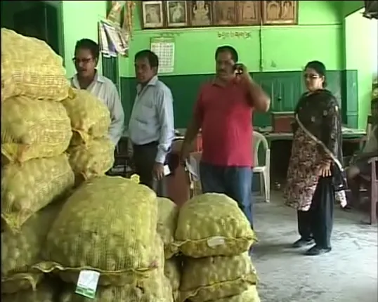 ସରକାରଙ୍କୁ ଆଳୁ ଚିନ୍ତା : ୬ ଜିଲ୍ଲାରେ ମହଜୁଦକାରୀଙ୍କ ଉପରେ ଚଢ଼ାଉ, ଦର ନିୟନ୍ତ୍ରଣ ପାଇଁ ସବୁ ଜିଲ୍ଲାପାଳଙ୍କୁ ଚିଠି । ଏସମାରେ ବନ୍ଧା ହେବ ମୁନାଫାଖୋର ବେପାରୀ